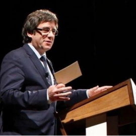 El president de la Generalitat, Carles Puigdemont, durant la seva conferència al Teatre Romea de Barcelona. EFE/Alejandro García