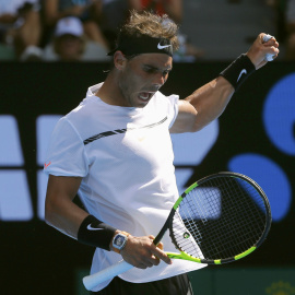 Rafa Nadal celebra, puño en alto, su victoria ante Florian Mayer en la primera ronda del Open de Australia. /REUTERS