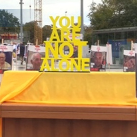 Un centenar de retratos recuerdan a las víctimas y rehenes de Hamás ante la ONU en Ginebra