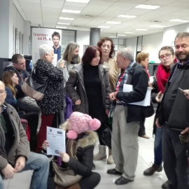 Verónica acudía este martes al banco a en busca de una solución /PÚBLICO