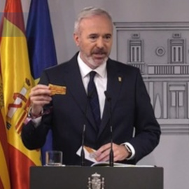 Azcón entrega a Sánchez tres medidas de la Virgen el Pilar al inicio de su reunión