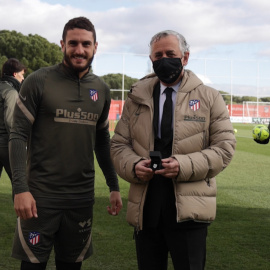 El Atlético de Madrid entrega la insignia de oro a José María Villalón