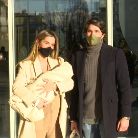 María Pombo y Pablo Castellano dejan el hospital con su hijo en brazos