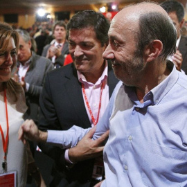 Alfredo Pérez Rubalcaba saluda a Susana Díaz en presencia de Elena Valenciano y Javier Fernández. EFE