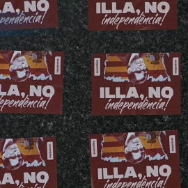 La sede de ERC amanece con unas pegatinas en contra del apoyo a Illa