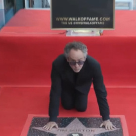 Tim Burton recibe su estrella en el Paseo de la Fama acompañado por el elenco de 'Beetlejuice Beetlejuice'