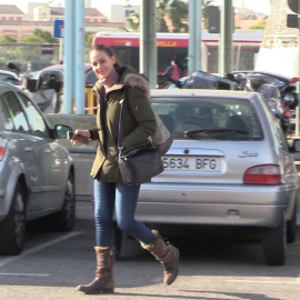 Eva González regresa a Madrid ajena a la polémica