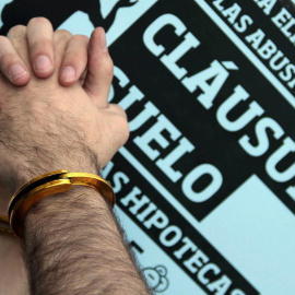 Dos manos atadas en una concentración de Adicae en protesta por las cláusulas suelo. EFE