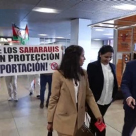 Tesh Sidi y Enrique Santiago intentan visitar a los saharahuis retenidos en el aeropuerto de Barajas