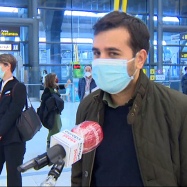 Viajeros empiezan el año nuevo con un concierto sorpresa de Ara Malikian