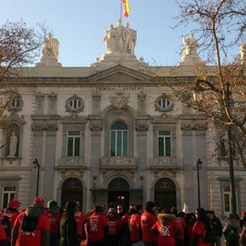 Trabajadores de la embotelladora de Coca Cola concentrados delante del edificio del Tribunal Supremo. E.P.