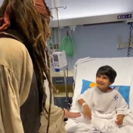 Jack Sparrow visita a los niños ingresados en el hospital de San Sebastián