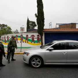Dos soldados vigilan el acceso a la escuela de Monterrey donde se produjo el tiroteo. | REUTERS
