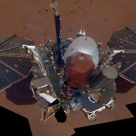 La nave InSight resplandece sobre Marte en su primer 'selfie'
