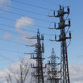 La ola de frío, la subida de los carburantes y el tirón del consumo disparan los precios de la energía eléctrica. E.P.