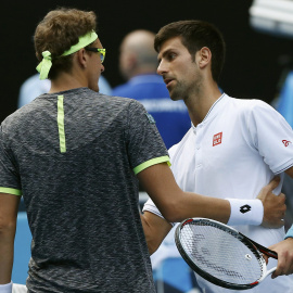 Djokovic saluda a Istomin tras ser eliminado en la segunda ronda del Open de Australia. /REUTERS