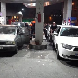 Las gasolineras de Teherán no dan abasto ante el temor de un conflicto más amplio