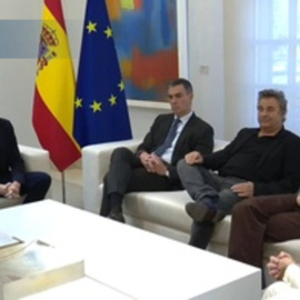 Pedro Sánchez recibe en La Moncloa al equipo de 'El 47', la película que vio con su mujer