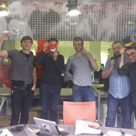 De der.a izqu. Andrés Barba (autor del libro 'La risa caníbal'), Javier gallego (director de 'Carne Cruda'), Eric Sanz de Bermond (abogado de Red Jurídica), y Guillermo Zapata (guionista y concejal del Ayuntamiento de Madrid), y Juan Carlos