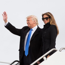 El presidente electo estadounidense, Donald Trump, y su mujer, Melania. EFE