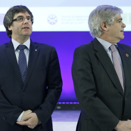 El presidente de la Generalitat, Carles Puigdemont, con el ministro de Asuntos Exteriores, Alfonso Dastis Quecedo, durante la inauguración del foro euromediterráneo que se celebra este lunes en Barcelona. EFE/Andreu Dalmau