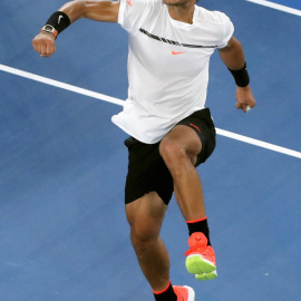 El español Rafa Nadal celebra su victoria ante Gael Monfils en los octavos de final del Open de Australia. /REUTERS