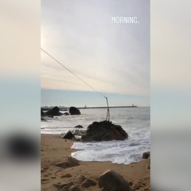 Sara Carbonero comienza el día paseando por la playa