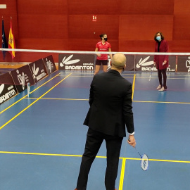 Carolina Marín juega con representantes políticos y deportivos