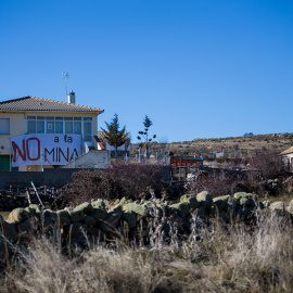 Una pancarta contra la mina en una casa de la Sierra de Ávila. REPORTAJE FOTOGRÁFICO: JAIRO VARGAS