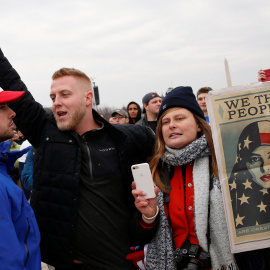Activistas protestan contra la toma de posesión de Donald Trump en Washington. REUTERS