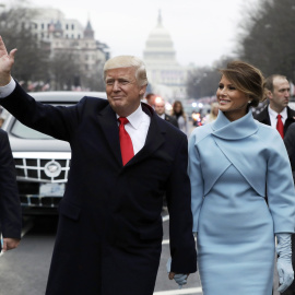 El nuevo presidente de EEUU, Donald Trump, durante la comitiva presidencial que le ha llevado del Capitolio de Washington a su nueva residencia, la Casa Blanca. - REUTERS