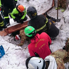 Personal de auxilio realiza una operación de rescate en la zona cerca del hotel Rigopiano en Farindola, Italia. EFE/Stringer