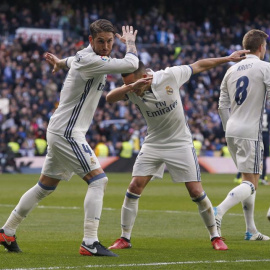 Sergio Ramos celebra con Lucas Vázqquez uno de sus goles. - EFE