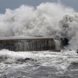 El temporal marítimo que afecta al litoral catalán ha dejado en las últimas horas olas de hasta 8 metros de altura en Barcelona y ha causado algunos daños en algunas playas. - EFE