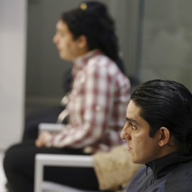 El matrimonio formado por un marroquí y una española, Choukri El Hadouchi (d), de 30 años, y Sara Vallejo Zeroual (al fondo), de 23, durante el juicio celebrado en la Audiencia Nacional . EFE/Paco Campos
