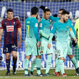 El delantero brasileño del FC Barcelona Neymar (3-i) es felicitado por sus compañeros tras marcar el cuarto gol ante el Eibar. /EFE