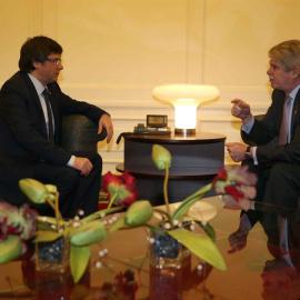 El ministro de Asuntos Exteriores y Cooperación, Alfonso Dastis Quecedo (d), y el presidente de la Generalitat, Carles Puigdemont en Barcelona. /EFE