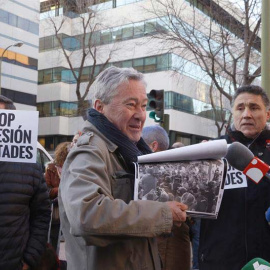 Jorge Verstrynge a su llegada al Juzgado de lo Penal 13 de Madrid donde se celebra el juicio por su presunta participación en los incidentes ocurridos en la Puerta del Sol tras la proclamación de Felipe VI. | JAVIER LIZÓN (EFE )