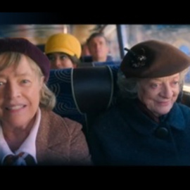 'El club de los milagros', un retrato de la conservadora sociedad irlandesa de los 60 con la inolvidable Maggie Smith