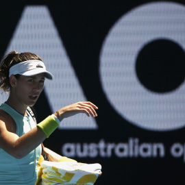 Garbiñe Muguruza se marcha de la pista tras ser eliminada por Coco Vandeweghe. /REUTERS