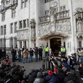 El Fiscal General británico se dirige a los medios ante la sede del Tribunal Supremo británico. | TOBY MELVILLE (REUTERS)