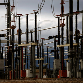 Estación eléctrica en la localidad madrileña de Galapagar. REUTERS/Juan Medina