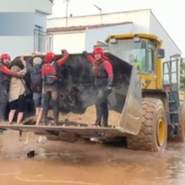 Tareas de rescate de la UME en el barrio de la Alameda en Utiel