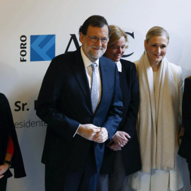 El presidente del Gobierno, Mariano Rajoy, acompañado de la vicepresidenta del Gobierno, Soraya Sáenz de Santamaría (i); la presidenta editora de ABC, Catalina Luca de Tena (c); la presidenta de la Comunidad de Madrid, Cristina Cifuentes (2