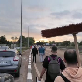 Grupos de voluntarios caminan hacia Paiporta para prestar su ayuda