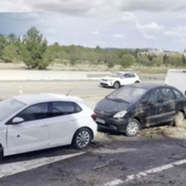 Coches en las cunetas y vías destrozadas: el panorama que encuentran los voluntarios camino de Valencia