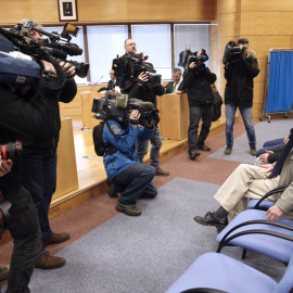 Jorge Verstrynge, sentado en el banquillo de los acusados en el Juzgado de lo Penal 13 de Madrid, al inicio del juicio por su presunta participación en los incidentes ocurridos en la Puerta del Sol tras la proclamación de Felipe VI en julio
