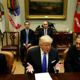 Trump insta a las empresas de automóviles a crear nuevas plantas en EEUU y "contratar estadounidenses". REUTERS