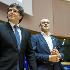 El presidente, Carles Puigdemont, y el conseller de Exteriores, Raül Romeva, durante la conferencia que han ofrecido en las instalaciones del Parlamento Europeo para explicar sus planes para convocar un referéndum sobre la independencia de 