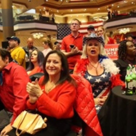 Votantes republicanos siguen la jornada electoral desde un hotel de Las Vegas